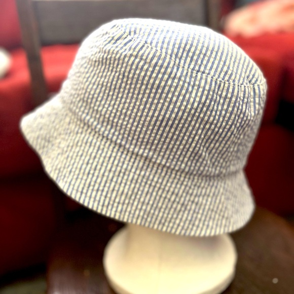 Gap Kids Reversible Green, Blue, and White Bucket Hats (2) - Picture 4 of 4